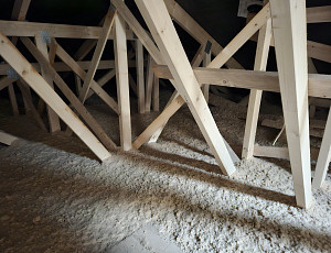 Zateplení stropu novostavby rodinného domu pomocí foukané izolace